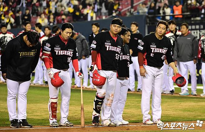 KIA 타이거즈 선수들이 정규시즌 경기에서 패한 뒤 팬들에게 인사하고 있다. 엑스포츠뉴스 DB