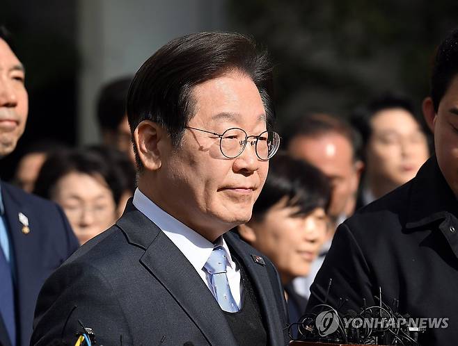 이재명 대표, '2심 무죄' (서울=연합뉴스) 더불어민주당 이재명 대표가 26일 서울 서초구 서울고등법원에서 열린 공직선거법 위반 항소심에서 무죄를 선고받은 뒤 법정을 나서고 있다. 2025.3.26 [사진공동취재단] photo@yna.co.kr