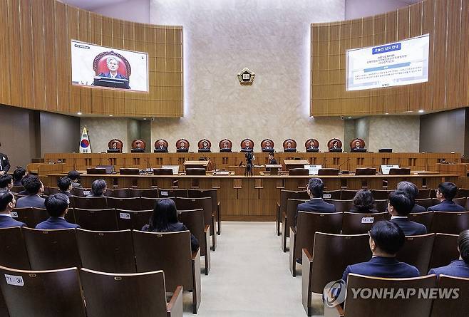 대법원 전원합의체 성폭력 범죄의 처벌 관한 특례법 위법 등 선고 (서울=연합뉴스) 황광모 기자 = 조희대 대법원장(가운데)을 비롯한 대법관들이 20일 서울 서초구 대법원에서 열린 성폭력 범죄의 처벌에 관한 특례법 위법(강간 등 치상) 등에 대한 전원합의체 선고를 시작하고 있다. 2025.3.20 hkmpooh@yna.co.kr