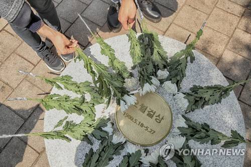 서울 명동성당 앞 조성된 오월 걸상 [연합뉴스 자료사진]