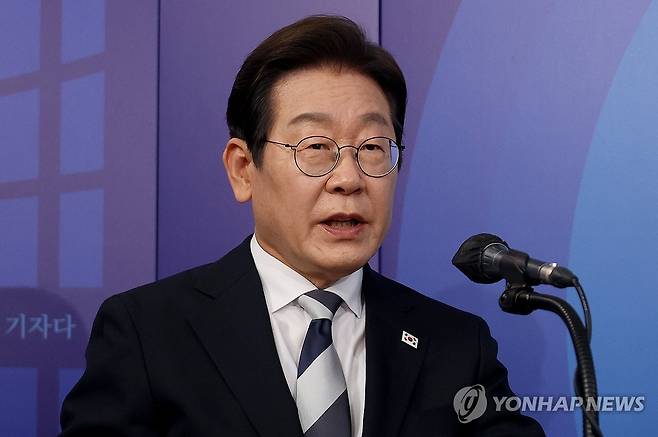 발언하는 이재명 대선 경선 후보 (서울=연합뉴스) 더불어민주당 제21대 대통령선거 경선에 나선 이재명 예비후보가 23일 서울 여의도 오마이TV 스튜디오에서 열린 오마이TV 초청 토론회에서 발언하고 있다. 2025.4.23 [국회사진기자단] photo@yna.co.kr