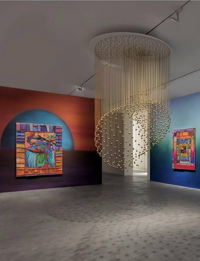 제이디 차가 베니토 마요르 발레호와 협업한 '심해의 메아리를 가로지르는 달빛 고백: 당신의 조상은 고래이고, 지구는 모든 것을 기억한다' 의 샤르자 비엔날레 16 전시 모습. 사진 Danko Stjepanovic[타데우스로팍 갤러리 인스타그램 캡처, 재판매 및 DB 금지]