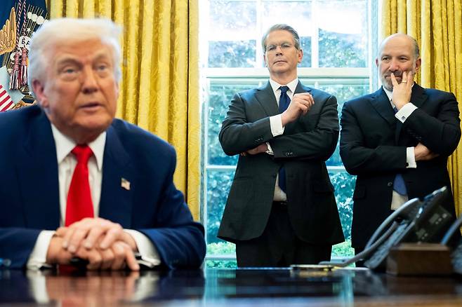 트럼프 대통령을 지켜보는스콧 베선트 재무장관과 하워드 러트닉 상무장관 [연합뉴스 자료사진. 재판매 및 DB 금지]