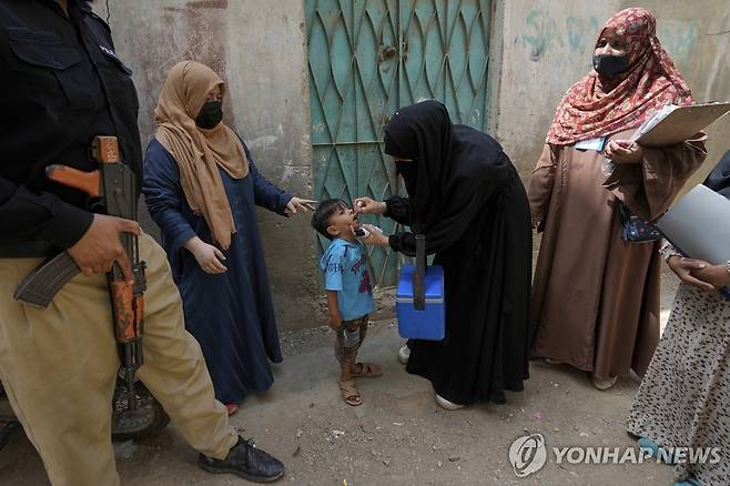 파키스탄 카라치서 21일 소아마비 백신을 접종하는 보건팀 [AP 연합뉴스 자료사진. 재판매 및 DB 금지]