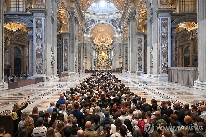 프란치스코 교황을 애도하려 모여든 조문객들 (바티칸 EPA=연합뉴스) 23일(현지시간) 프란치스코 교황의 관이 놓인 바티칸 성 베드로 대성당에서 순서를 기다리는 조문객들. 2025.4.23