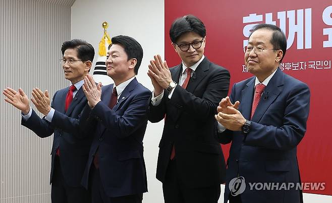 국민의힘 2차 경선 토론회 미디어데이 (서울=연합뉴스) 23일 서울 여의도 국민의힘 중앙당사에서 열린 2차 경선 토론회 미디어데이에서 국민의힘 김문수(왼쪽부터), 안철수, 한동훈, 홍준표 대선 경선 후보가 손뼉치고 있다. 2025.4.23 [국회사진기자단] photo@yna.co.kr