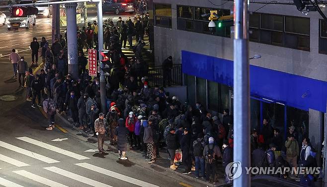 건설업 한파, 일감 기다리는 일용직 구직자들로 가득찬 인도 (서울=연합뉴스) 김도훈 기자 = 18일 새벽 인력사무소가 밀집한 서울 남구로역 인근 인도가 일감을 구하려는 일용직 구직자들로 가득하다.
    통계청에 따르면 지난달 건설업 취업자 수는 약 192만1천명으로, 1년 전보다 16만8천명이 줄었다. 이는 2017년 1월(188만9천명) 이후 가장 적은 수치이다. 2025.2.18 superdoo82@yna.co.kr