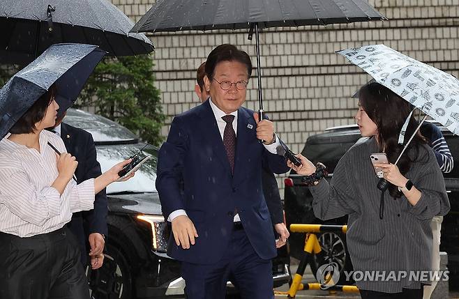 '대장동 배임·성남FC 뇌물' 공판 출석하는 이재명 후보 (서울=연합뉴스) 이진욱 기자 = 더불어민주당 이재명 대선 경선 후보가 지난 22일 서울 서초구 서울중앙지법에서 열린 '대장동 배임·성남FC 뇌물' 1심 속행 공판에 출석하고 있다. 2025.4.22 cityboy@yna.co.kr
