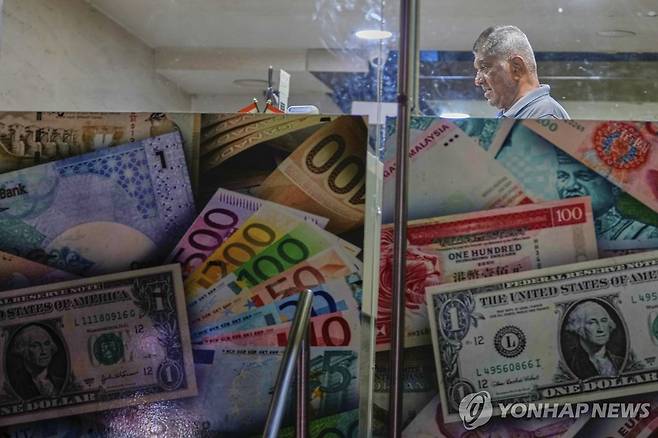 인도 뭄바이 환전소 [AP 연합뉴스 자료사진. 재판매 및 DB 금지]