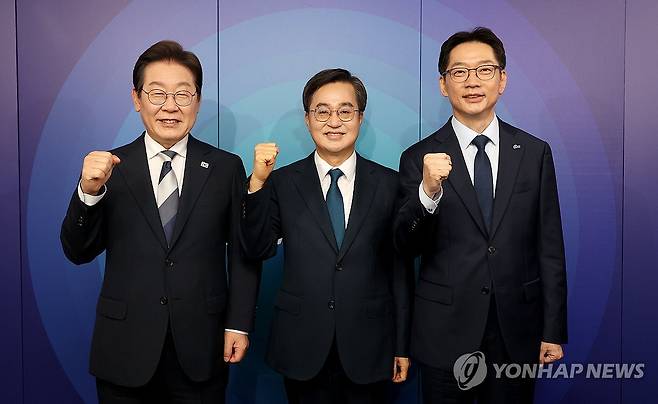 더불어민주당 이재명-김동연-김경수 토론회 (서울=연합뉴스) 더불어민주당 이재명(왼쪽부터), 김동연, 김경수 대선 경선 후보가 23일 서울 여의도 오마이TV 스튜디오에서 열린 오마이TV 초청 토론회 시작에 앞서 기념 촬영하고 있다. 2025.4.23 [국회사진기자단] photo@yna.co.kr