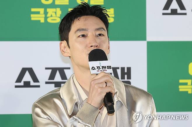 인사말 하는 이제훈 (서울=연합뉴스) 류효림 기자 = 배우 이제훈이 24일 서울 강남구 코엑스 메가박스에서 열린 영화 '소주전쟁' 제작발표회에서 인사말을 하고 있다. 2025.4.24 ryousanta@yna.co.kr