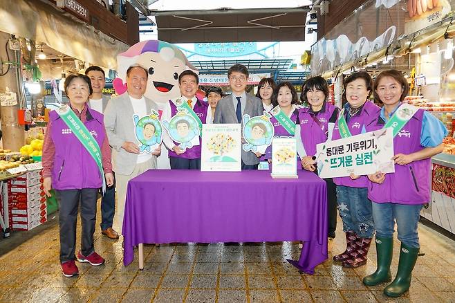 청량리종합시장 '돌고 도는 에코백 캠페인' 기념촬영 [동대문구 제공. 재판매 및 DB 금지]