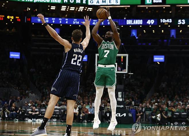 제일런 브라운의 슛 [로이터=연합뉴스]