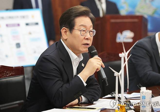 발언하는 이재명 경선 후보 (김제=연합뉴스) 최영수 기자 = 더불어민주당 이재명 대선 경선 후보가 24일 오전 전북 새만금33센터를 방문해 발언하고 있다. 2024.4.24 [전북사진기자단. 재판매 및 DB 금지] kan@yna.co.kr