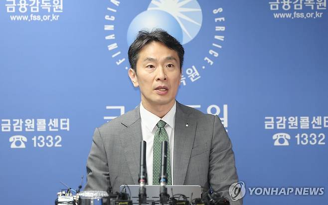 자본시장 현안 브리핑하는 이복현 금감원장 (서울=연합뉴스) 김성민 기자 = 이복현 금융감독원장이 24일 서울 영등포구 금융감독원에서 열린 자본시장 현안 브리핑에서 발언하고 있다. 2025.4.24 ksm7976@yna.co.kr
