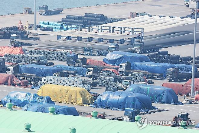 쌓여 있는 철강 제품 (평택=연합뉴스) 홍기원 기자 = 도널드 트럼프 미국 대통령이 한국산 수입품에 25%의 상호관세를 부과하겠다고 발표한 3일 경기도 평택항에 철강 제품이 쌓여 있다. 
    지난달 12일 철강·알루미늄 제품 25% 관세가 시행된 데 이어 자동차에 대한 25% 관세도 이날 정식 발효됐다. 2025.4.3 xanadu@yna.co.kr