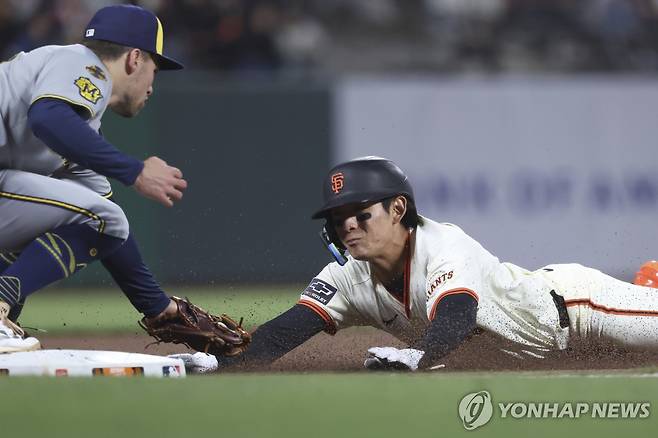 슬라이딩 하는 이정후(오른쪽) [AP=연합뉴스]