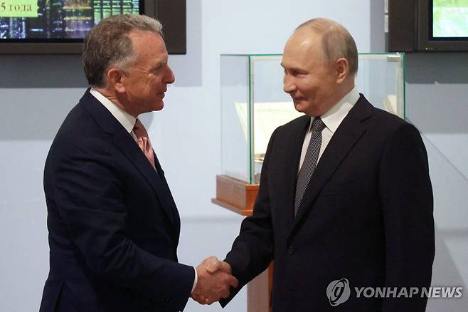 지난 11일 러시아 상트페테르부르크를 방문한 위트코프 미 특사가 푸틴 대통령과 이야기하는 모습 [AFP 연합뉴스 자료사진. 재배포 및 DB 금지]