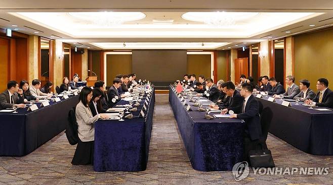 제3차 한중 해양협력대화 (서울=연합뉴스) 지난 23일 서울 시내 모처에서 제3차 해양협력대화가 열리고 있다. 이번 행사에서 양국의 200해리 배타적경제수역(EEZ)이 겹치는 서해 잠정조치수역에 중국이 일방적으로 설치한 구조물 문제가 주요하게 다뤄졌다. 2025.4.24 [외교부 제공. 재판매 및 DB금지] photo@yna.co.kr