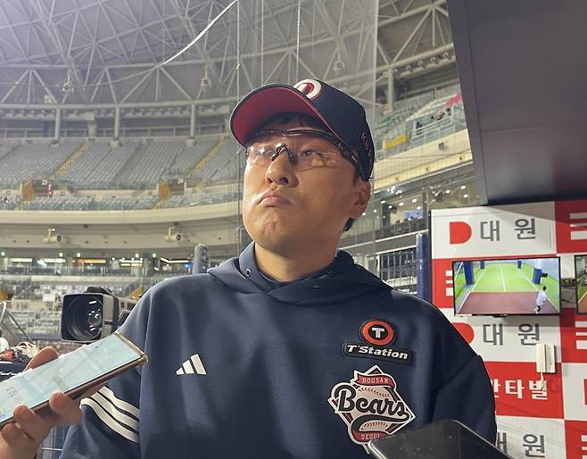 24일 고척 키움전에 앞서서 인터뷰하는 이승엽 두산 감독 [촬영 이대호]