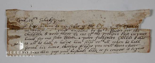 수신자가 '훌륭하신 셰익스피어 부인'으로 적힌 1600년대 초 편지  (서울=연합뉴스) 영국 성공회 산하 헤리퍼드 성당 도서관이 소장중인 '훌륭하신 셰익스피어 부인' 앞으로 발송된 1600년대 초 작성 추정 편지. 영국 브리스톨대 영문학과의 매슈 스테글 교수는 이 편지의 재질, 필체, 내용, 발견 경위 등을 다른 사료들과 종합적으로 교차분석해 8년간 연구한 결과를 바탕으로 셰익스피어 부부가 이 당시에 런던 중심가에서 함께 살고 있었을 것이라는 추정을 내놓았다. 이는 이 부부가 거의 평생 별거생활을 지속했던 것 같다는 기존 통설과는 상반된다. [영국 성공회 산하 헤리퍼드 성당 홈페이지. DB 및 재판매 금지] 2025.4.24.