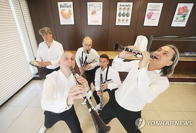 클라리넷 앙상블 '레봉벡' 내한 (서울=연합뉴스) 진연수 기자 = 프랑스의 클라리넷 앙상블 레봉벡(Les Bons Becs)이 24일 오후 서울 종로구 오라카이 인사동 스위츠에서 진행된 인터뷰에 앞서 포즈를 취하고 있다. 2025.4.24 jin90@yna.co.kr