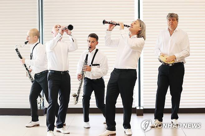 클라리넷 앙상블 '레봉벡' 내한 (서울=연합뉴스) 진연수 기자 = 프랑스의 클라리넷 앙상블 레봉벡(Les Bons Becs)이 24일 오후 서울 종로구 오라카이 인사동 스위츠에서 진행된 인터뷰에 앞서 연주를 선보이고 있다. 2025.4.24 jin90@yna.co.kr