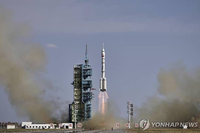 중국, 유인우주선 선저우 20호 발사 [AP 연합뉴스]