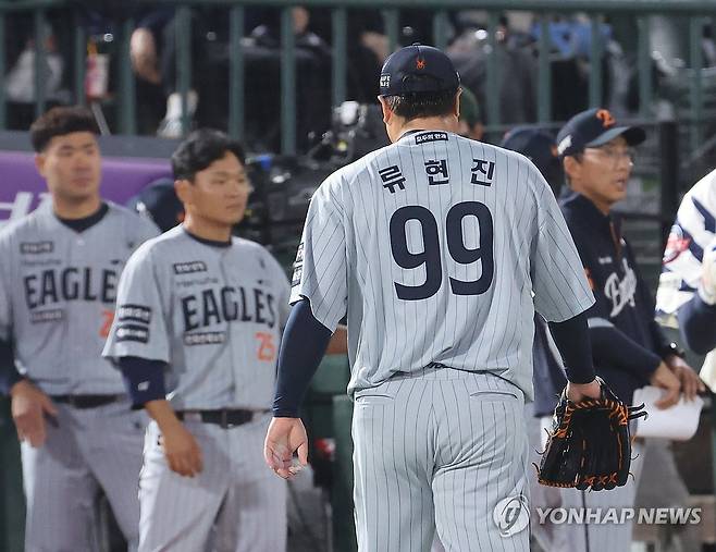 류현진 아쉬운 6회말 (부산=연합뉴스) 강선배 기자 = 24일 부산 사직야구장에서 열린 프로야구 2025 신한 SOL 뱅크 KBO리그 한화 이글스와 롯데 자이언츠의 경기. 한화 이글스 류현진이 6회 말 역전을 허용하고 아쉬운 걸음으로 더그아웃으로 들어가고 있다. 2025.4.24 sbkang@yna.co.kr