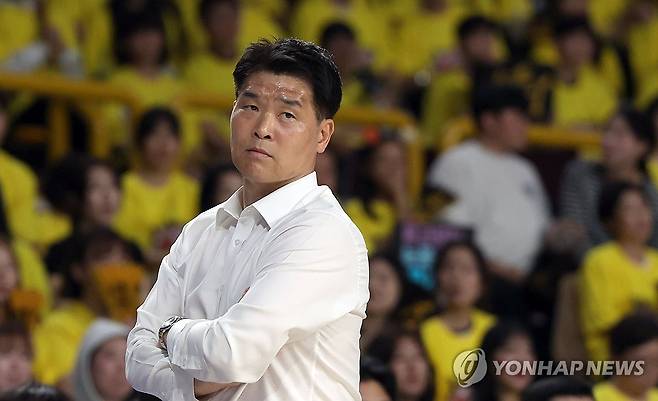 창원 LG 세이커스 조상현 감독 (창원=연합뉴스) 김동민 기자 = 24일 경남 창원체육관에서 열린 2024∼2025시즌 프로농구 4강 플레이오프(PO) 창원 LG 세이커스와 울산 현대모비스 1차전 경기. LG 조상현 감독이 경기에 집중하고 있다. 2025.4.24 image@yna.co.kr