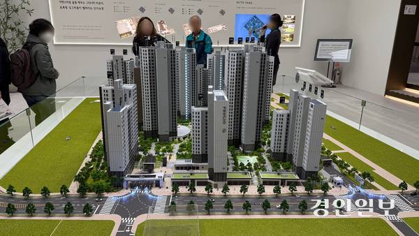 3기 신도시 하남 교산지구에 들어서는 민간참여 공공분양주택 ‘교산 푸르지오 더 퍼스트’ 단지 모형도. 2025.4.25 / 윤혜경기자 hyegyung@kyeongin.com