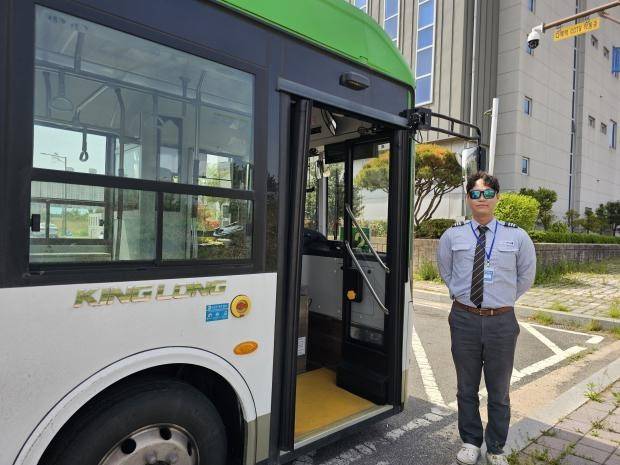 나주교통 셔틀버스를 운전하며 ‘100원 버스’ 사업에 동참 중인 한재현 기사는 “금천중, 빛가람 초·중등학교, 빛누리초 등에서 등하교 시간에 학생들 탑승 수요가 많다”고 했다.