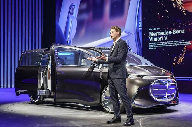 '비전 V에 대해 설명하고 있는 벤츠 올라 칼레니우스 의장' 사진=한국자동차기자협회 출장단