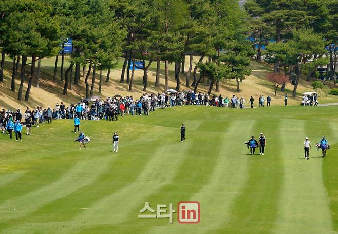 24일 경기 파주시의 서원밸리 컨트리클럽에서 열린 KPGA 투어 우리금융 챔피언십 1라운드에서 임성재를 보기 위해 구름 갤러리가 모였다.(사진=이데일리 골프in 김상민 기자)