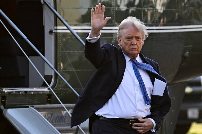 도널드 트럼프 미국 대통령이 24일(현지시간) 버지니아 리스버그 이그제큐티브 공항에 도착하며 손을 흔들고 있다.(사진=AFP)