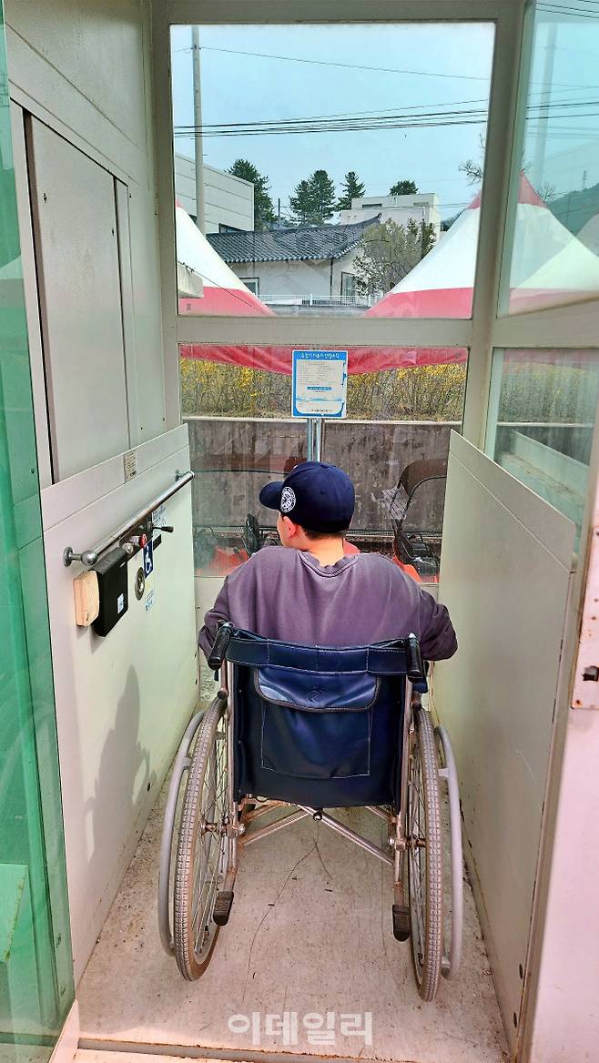 김유정 레일바이크에는 휠체어를 타고 승강장으로 내려갈 수 있도록 휠체어 전용 엘리베이터를 설치했다.