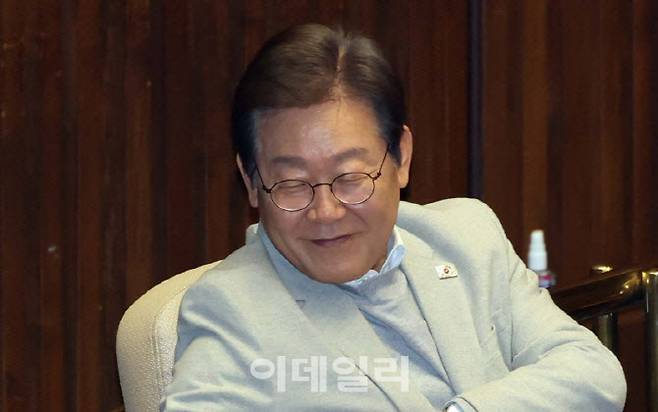 [이데일리 노진환 기자] 이재명 더불어민주당 전 대표와 정성호 의원이 14일 오후 서울 여의도 국회에서 열린 제424회 국회(임시회) 제2차 본회의에서 인사하고 있다.