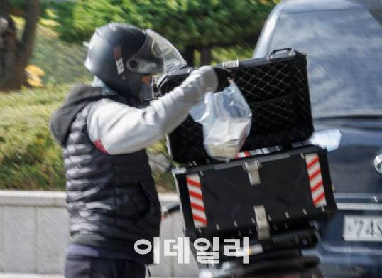 서울 서초구의 한 건물 앞에서 배달 노동자가 음식 배달을 하고 있다. (사진=연합뉴스)