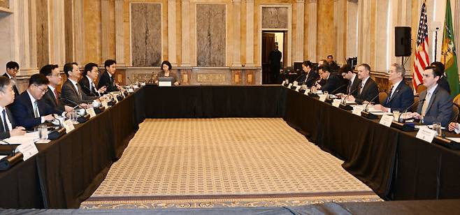 주요 20개국(G20) 재무장관회의 및 국제통화금융위원회(IMFC)‘에 참석차 미국 워싱턴D.C를 방문중인 최상목 부총리 겸 기획재정부 장관이 안덕근 산업통상자원부 장관과 함께 24일(현지시간) 미국 워싱턴 DC 재무부에서 열린 ’한-미 2+2 통상협의(Trade Consultation)‘ 시작했다. (사진=연합뉴스)