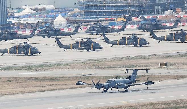 10일 경기도 평택시 캠프 험프리스에서 RC-12X 가드레일 정찰기가 이동하고 있다. 도널드 트럼프 미국 대통령은 9일(현지시간) 주한미군 등 해외미군 감축 문제가 방위비 분담금과 연계될 수 있다고 시사했다. (사진=연합뉴스)