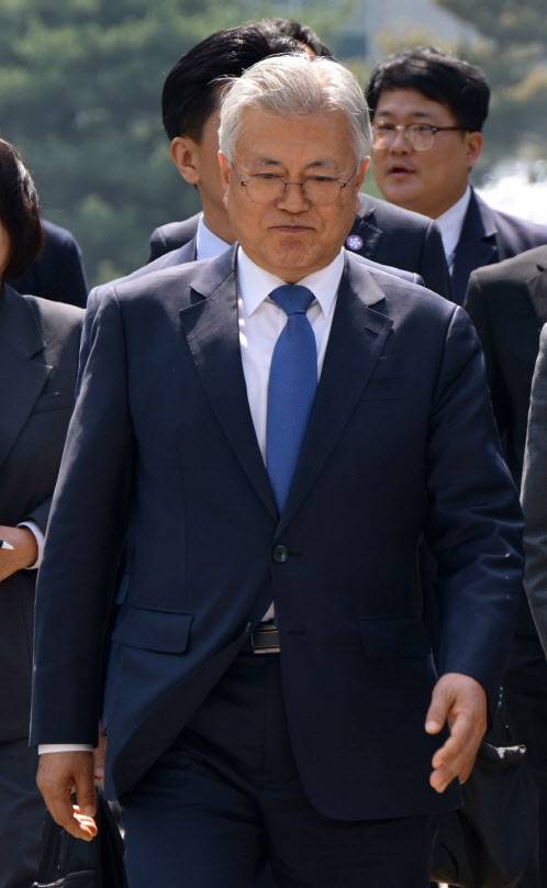 문재인 전 대통령이 25일 국회도서관에서 열린 4·27 남북 판문점선언 7주년 기념식에 참석하기 위해 본청에서 이동하고 있다. (사진=뉴스1)