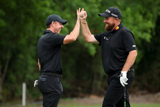 로리 매킬로이와 셰인 라우리(사진=AFPBBNews)