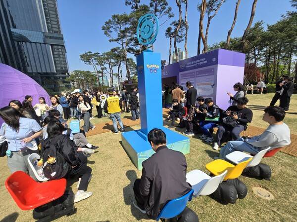 - 메타몽을 잡기 위해 정각 대기하는 트레이너들