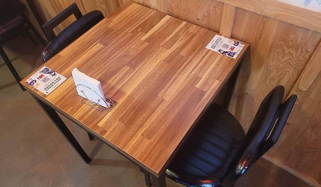 - 이렇게 된 테이블이 여러 개 배치돼 있다.