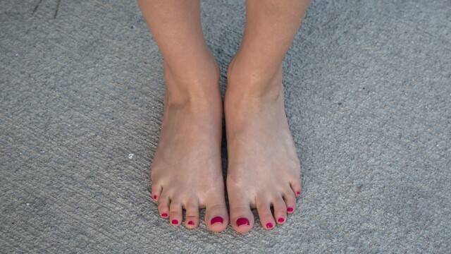 짧은 발 스트레칭은 맨발로 진행한다｜출처: 클립아트코리아