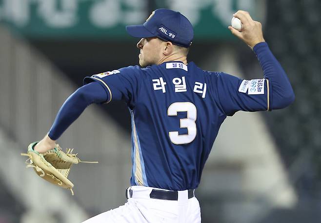 24일 서울 잠실야구장에서 열린 프로야구 2025 신한 SOL 뱅크 KBO리그 NC 다이노스와 LG 트윈스의 경기. 5회말 NC 선발 투수 라일리가 역투하고 있다. 2025.4.24