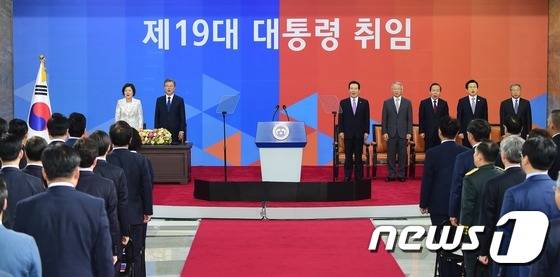 문재인 전 대통령이 서울 여의도 국회의사당에서 열린 제19대 대통령 취임식에서 애국가를 부르고 있다. 2017.5.10/뉴스1 ⓒ News1 국회사진취재단