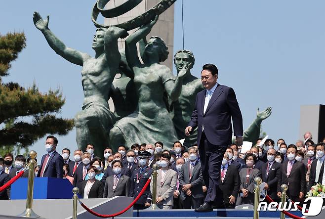 윤석열 전 대통령이 10일 서울 여의도 국회 앞마당에서 열린 취임식에서 취임사를 위해 단상으로 향하고 있다. (대통령실사진기자단) 2022.5.10/뉴스1 ⓒ News1 안은나 기자
