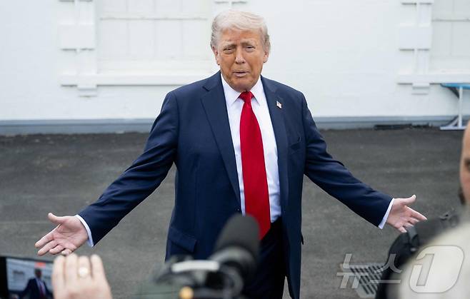 도널드 트럼프 미국 대통령이 23일(현지시간) 워싱턴 백악관 앞에서 취재진과 만나 "중국과 관세 협상 합의는 공정하고 적극적일 것＂이라고 밝히고 있다. 2025.04.24 ⓒ AFP=뉴스1 ⓒ News1 우동명 기자