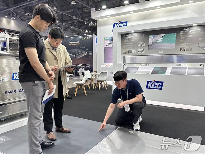 KCC가 국제물류산업대전 방문객에게 스마트 T 바닥재에 대해 설명하고 있다. (KCC 제공)